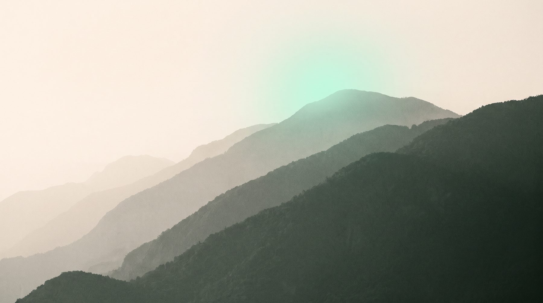 Bergrücken im Nebel